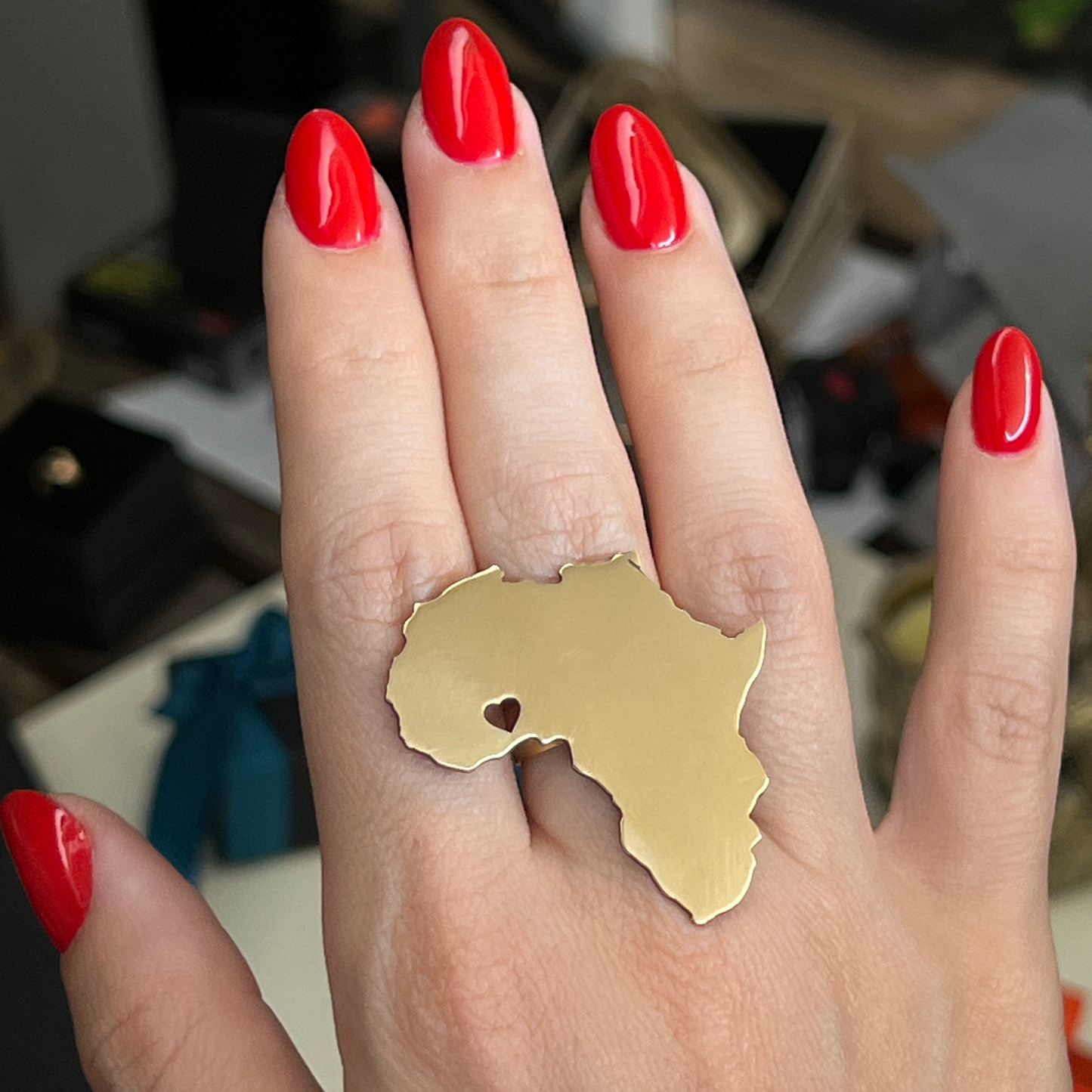 Bague continent avec un cœur sur pays