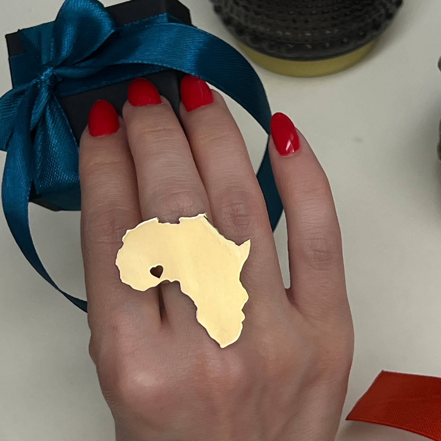 Bague continent avec un cœur sur pays